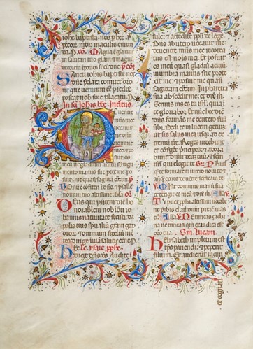 Auf einem Pergament steht ein Text, der von blauen, grünen und roten Ornamenten im florentinischen Stil umrahmt ist.  (verweist auf: Diverse Kulturgüter an Italien zurückgegeben)
